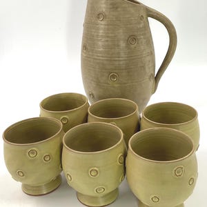 Juego de jarra y seis tazas de cerámica de estudio de mediados de siglo de Anton Lang, cerámica firmada
