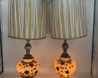 Set van twee GIM 3033 tafellampen uit 1967 met amberkleurig glazen bloemenmotief en Duke-kappen in Hollywood Regency-stijl.