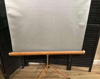 Vintage Focal Kmart projector scherm statief met houtnerf en messing accenten