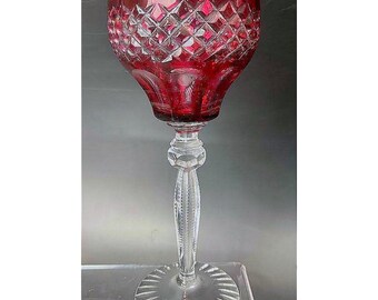 Vintage wijnglas van robijnrood geslepen kristal met diamantpatroon, 20 cm (8 inch) in boho-stijl.