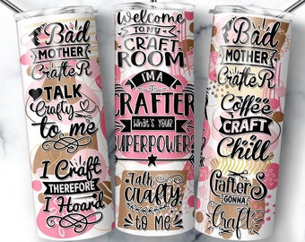 Peut inclure: Trois designs différents pour un gobelet blanc avec des formes abstraites roses et brunes et du texte. Le texte sur les gobelets est "Bad Mother CrafteR Talk Crafty to me I Craft Therefore I Hoard", "Welcome to my Craft Room I'm a Crafter What's your Superpower? Talk Crafty to me", et "Bad Mother CrafteR Coffee Craft Chill Crafter's Gonna Craft".