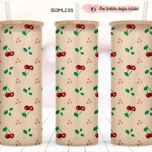 Può includere: Tre bicchieri in acciaio inossidabile da 20 oz con un motivo a ciliegie e foglie su uno sfondo beige. I bicchieri hanno un coperchio in legno e una cannuccia. Il testo "SEAMLESS" è in alto nell'immagine. Il testo "15 Free tumblers designs included" è in alto a destra nell'immagine.