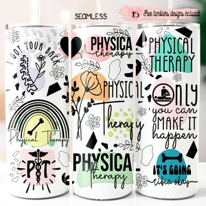 Op de afbeelding: Drie witte bekers met kleurrijke ontwerpen en tekst met betrekking tot fysiotherapie. De ontwerpen omvatten een wervelkolom, bloemen, een regenboog, een bot, een hart en de tekst "Physical Therapy", "I got your back", "Only you can make it happen" en "It's going tibia okay".