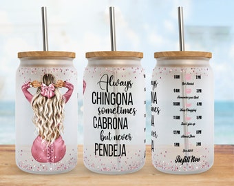 Könnte beinhalten: Ein durchsichtiger Becher mit einem pinkfarbenen Glitzerdesign und einem Holzdeckel. Der Becher hat einen Strohhalm und trägt den Text "Always Chingona sometimes Cabrona but never Pendeja".