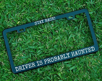 Marco de matrícula "El conductor probablemente esté embrujado" / Marco de coche divertido y espeluznante / Accesorio para coche paranormal / Regalo para amantes de los fantasmas