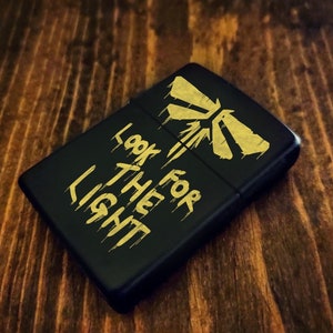 Last us Gravierte Feuerzeug, TLOU Feuerzeug, Mattschwarzes Feuerzeug, Weihnachtsgeschenk, Die Letzten von uns Geschenk