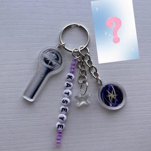 Chaque commande est livrée avec une carte officielle mystère Katseye avec photo