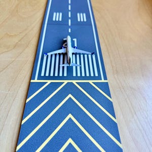 Airport Runway for Herpa Gemini Jets Daron | 1/500 & 1/200 Scale Model Airplanes | Modular Runway Display - Led kit image 5