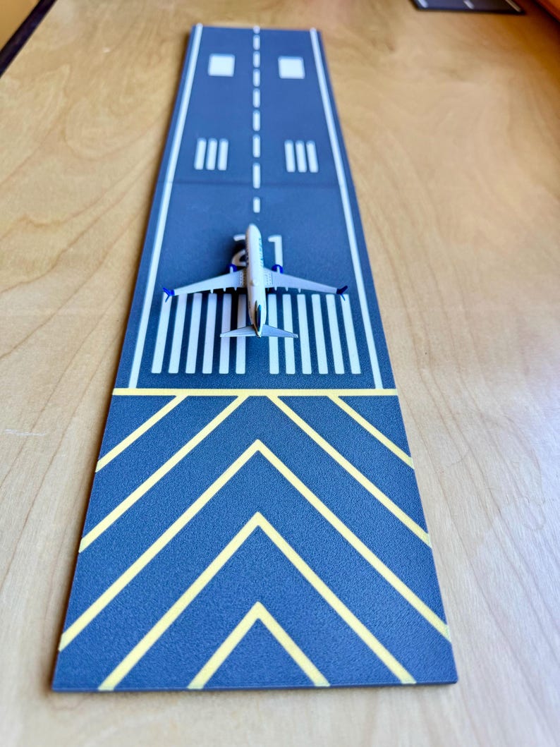 Airport Runway for Herpa Gemini Jets Daron | 1/500 & 1/200 Scale Model Airplanes | Modular Runway Display - Led kit image 5