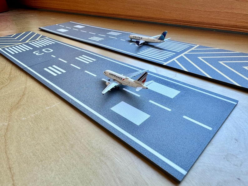 Airport Runway for Herpa Gemini Jets Daron | 1/500 & 1/200 Scale Model Airplanes | Modular Runway Display - Led kit image 3