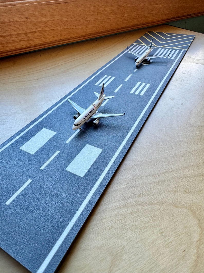 Airport Runway for Herpa Gemini Jets Daron | 1/500 & 1/200 Scale Model Airplanes | Modular Runway Display - Led kit image 2