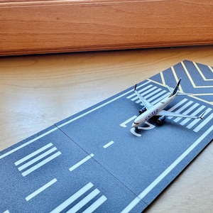 Customizable 3D Printed Runway for Herpa and Gemini Planes