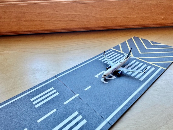 Airport Runway for Herpa Gemini Jets Daron | 1/500 & 1/200 Scale Model Airplanes | Modular Runway Display - Led kit