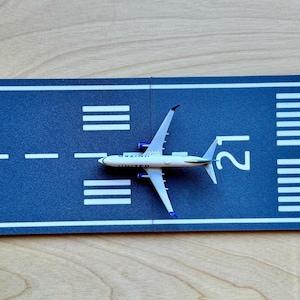 Airport Runway for Herpa Gemini Jets Daron | 1/500 & 1/200 Scale Model Airplanes | Modular Runway Display - Led kit image 4