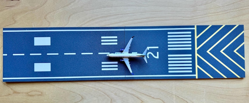 Airport Runway for Herpa Gemini Jets Daron | 1/500 & 1/200 Scale Model Airplanes | Modular Runway Display - Led kit image 4