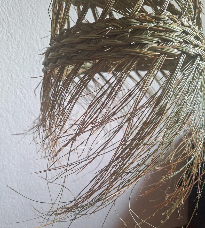 Suspension Conique Ajourée en Paille et Feuille de Palmier