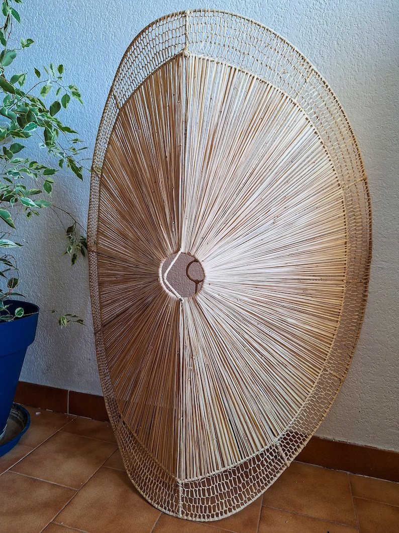 Suspension parasol en raphia ajourée tressé à la main