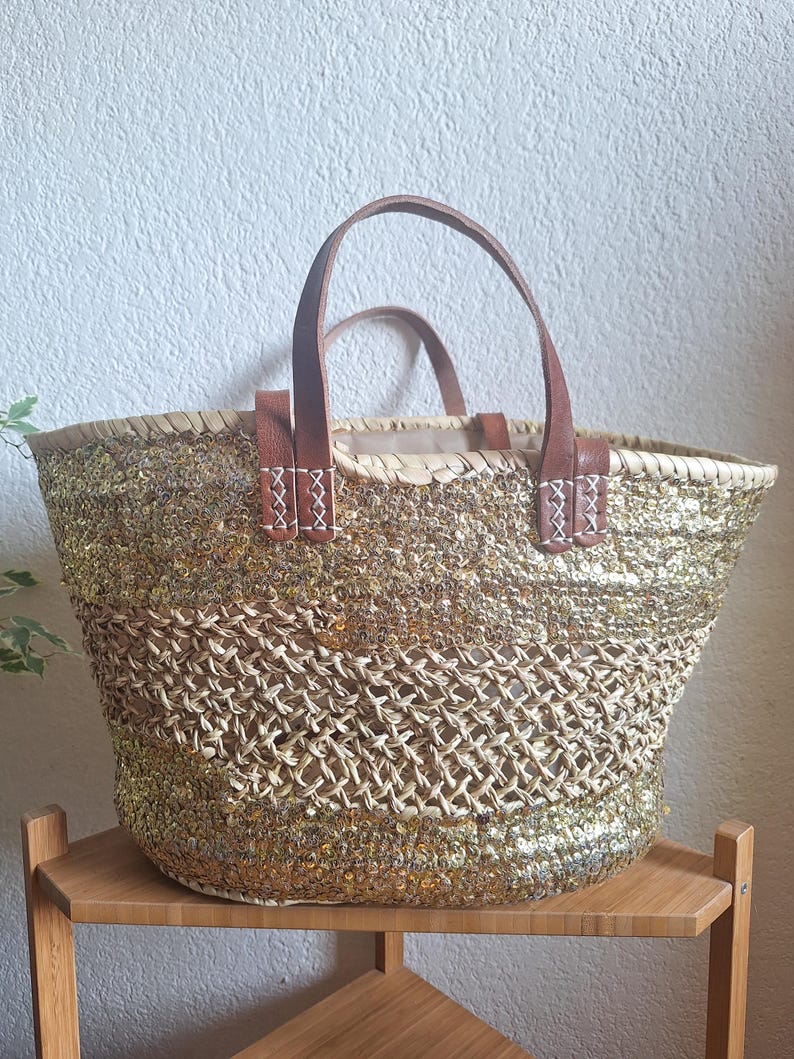 Sac cabas en paille brodée de sequins dorés