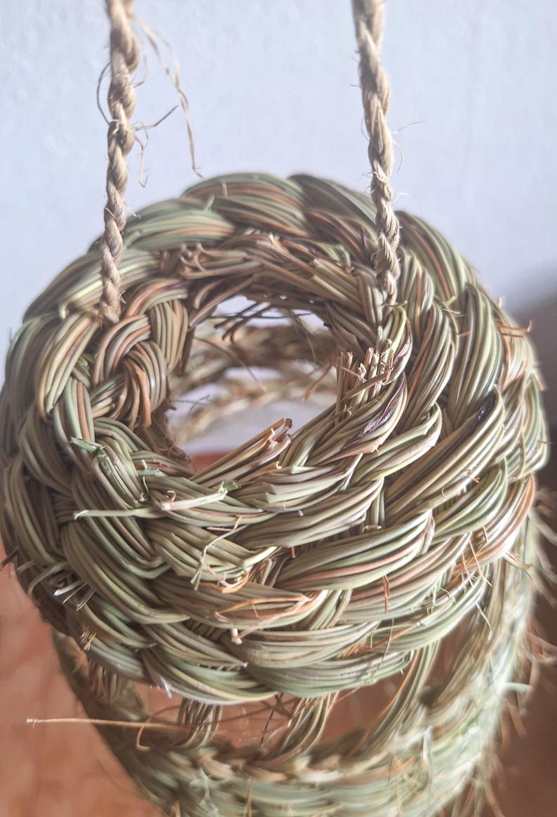 Suspension Conique Ajourée en Paille et Feuille de Palmier