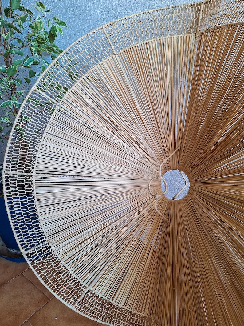 Suspension parasol en raphia ajourée tressé à la main