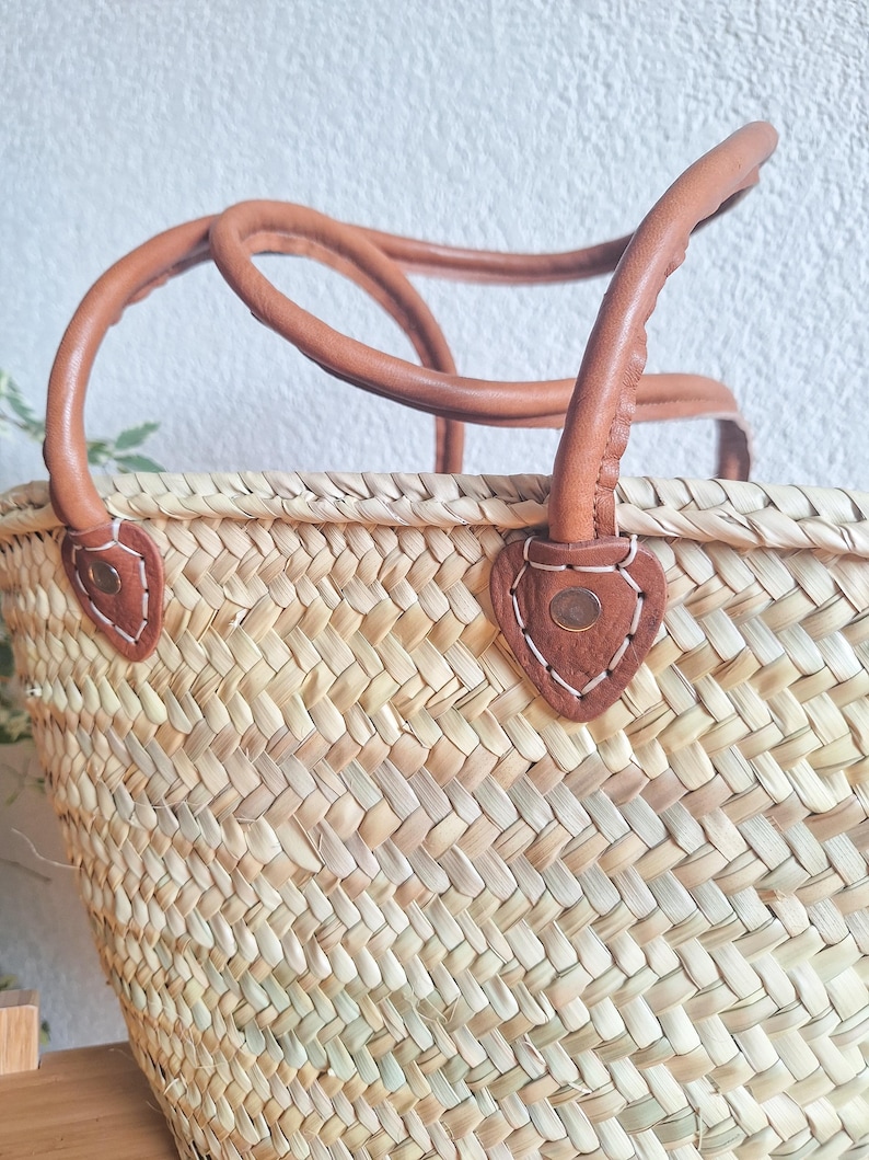 Panier cabas en paille tressée avec anses en cuir