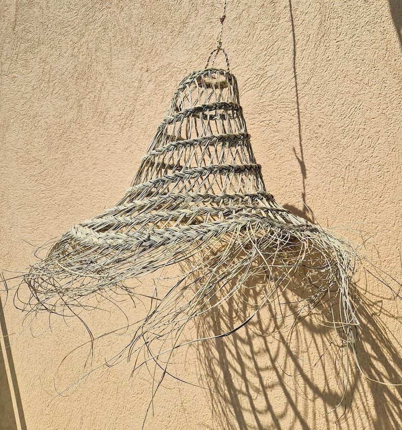 Suspension cône ajourée évasée en feuilles de palmier