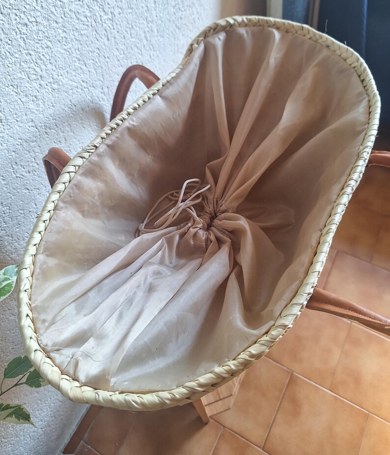 Panier cabas en paille tressée avec anses en cuir