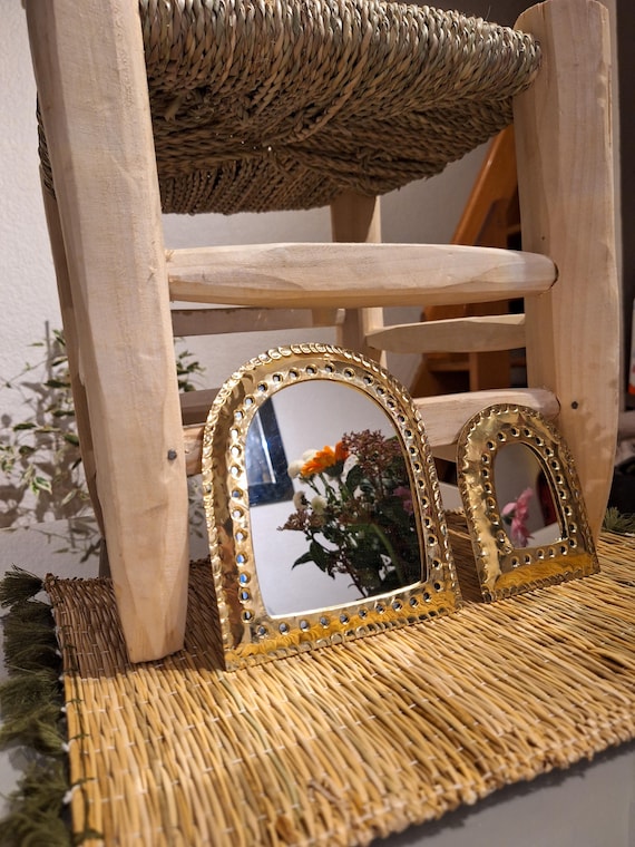 Charmant miroir mural doré en forme de fenêtre