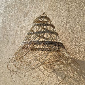 Openwork conical palm leaf pendant light – Hand-woven boho lampshade – Natural and graphic lighting