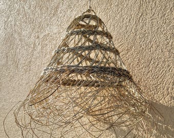 Lámpara colgante cónica calada hecha de hojas de palma – Pantalla bohemia trenzada a mano – Iluminación natural y gráfica