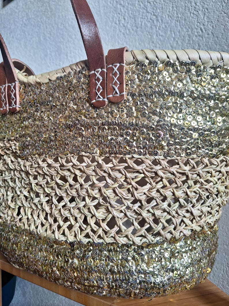 Sac cabas en paille brodée de sequins dorés