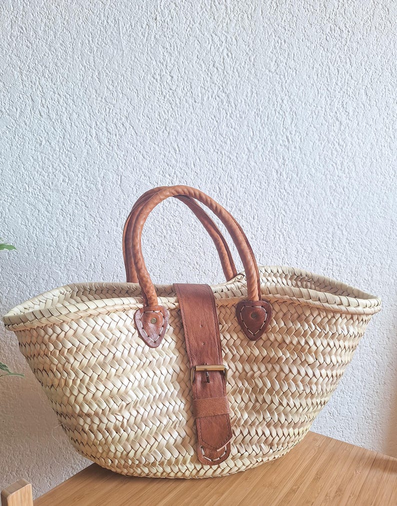 Panier cabas en paille avec poignée et fermeture en cuir