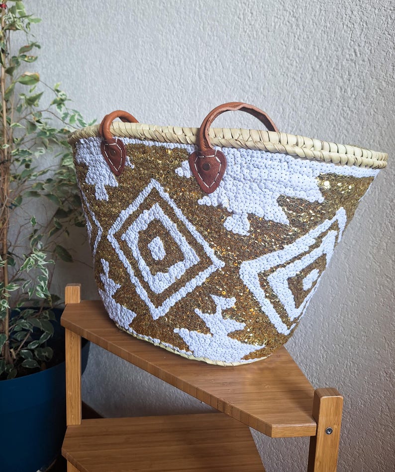 Sac cabas en paille brodée de sequins blancs et dorés
