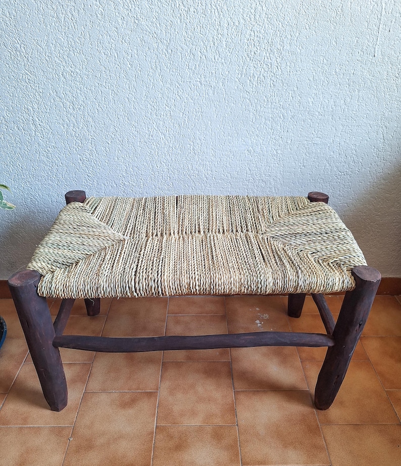 Banc marocain en bois foncé et assise tressée en feuilles de palmier – Authentique et fait main