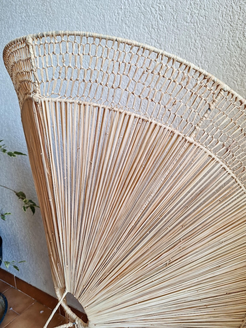Suspension parasol en raphia ajourée tressé à la main
