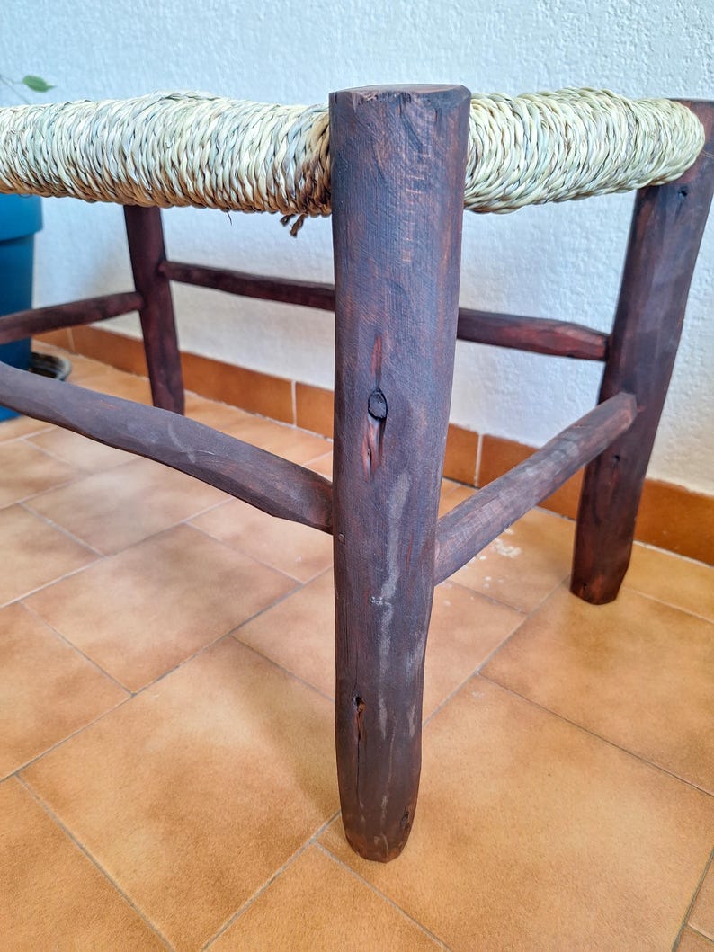 Banc marocain en bois foncé et assise tressée en feuilles de palmier – Authentique et fait main