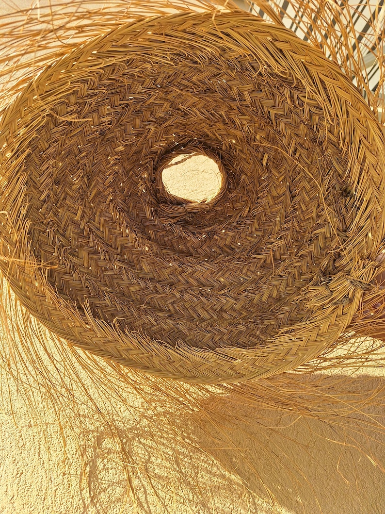 Suspension boule en paille tressée