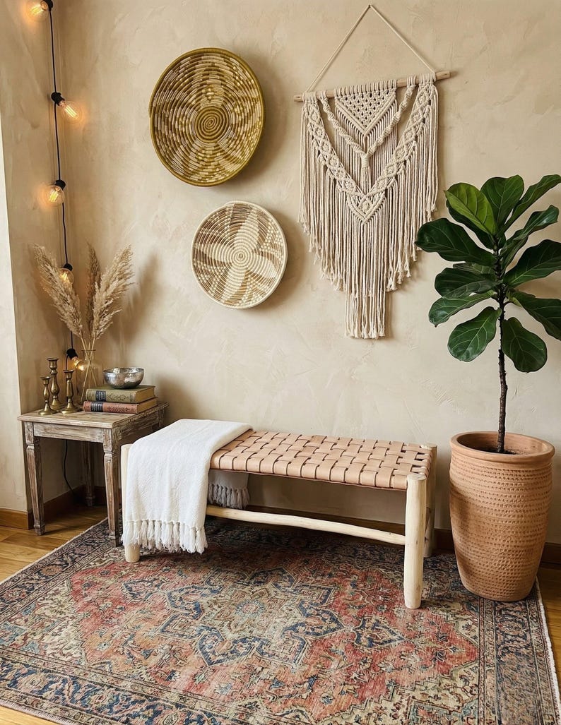 Banc artisanal en bois et cuir tressé