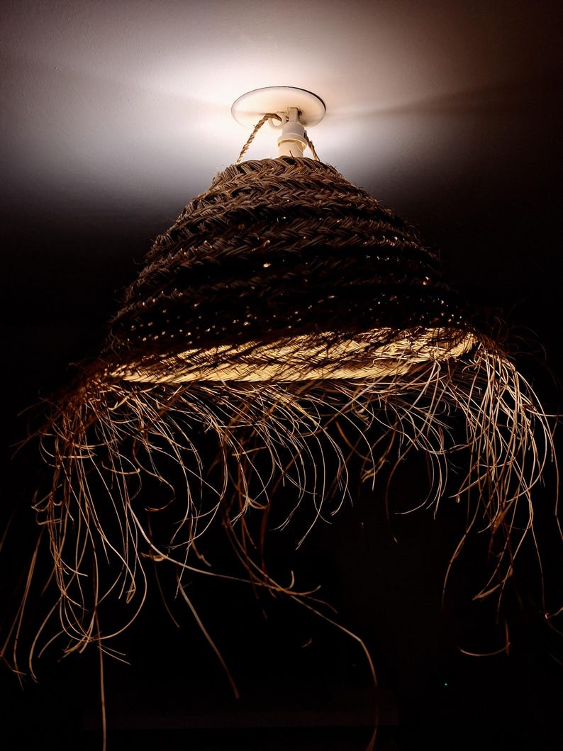 Suspension boule en paille tressée