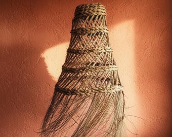 Suspension Conique Ajourée en Feuille de Palmier Naturelle
