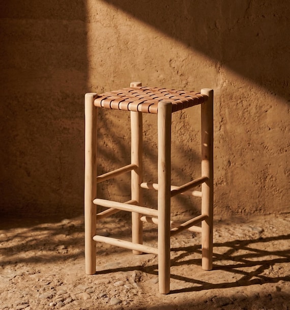 Tabouret de Bar Marocain en Bois Massif et Cuir Tressé