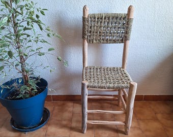 Chaise artisanale en bois naturel et cordon en feuille de palmier – Siège rustique fait main