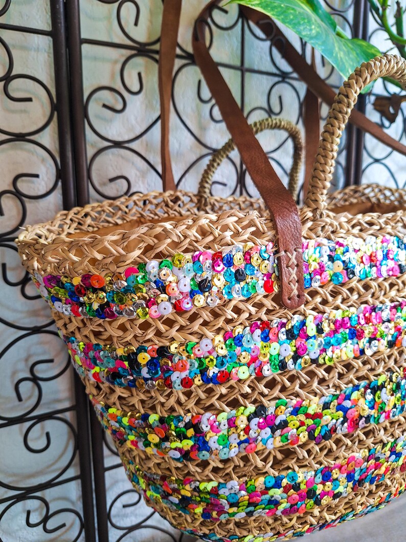 Sac cabas en paille brodé de sequins