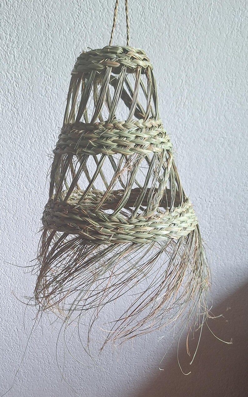 Suspension Conique Ajourée en Paille et Feuille de Palmier