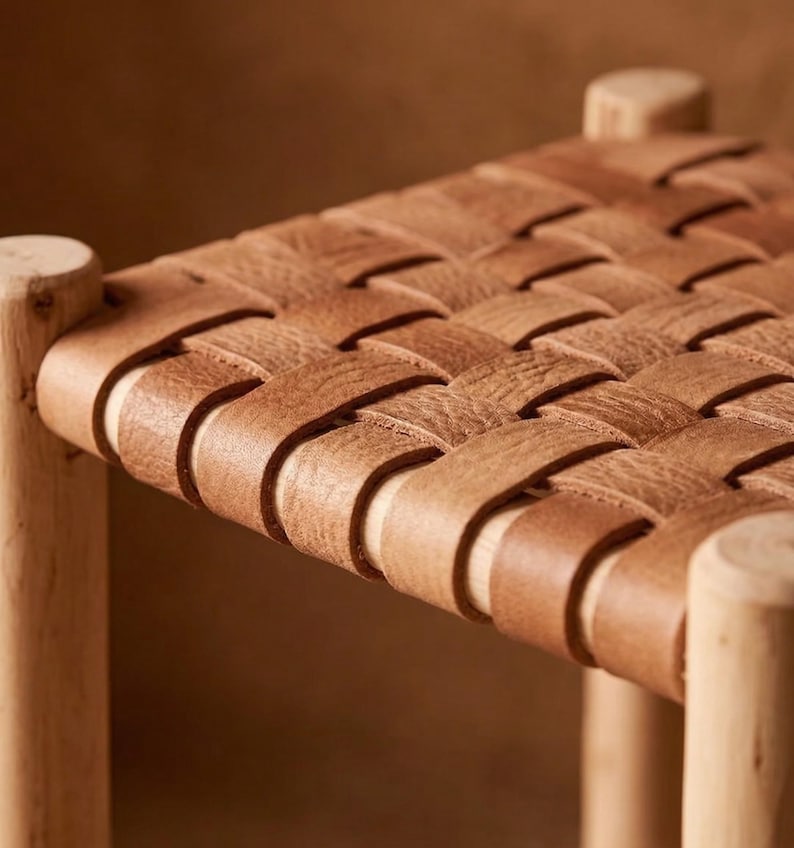Tabouret de Bar Marocain en Bois Massif et Cuir Tressé