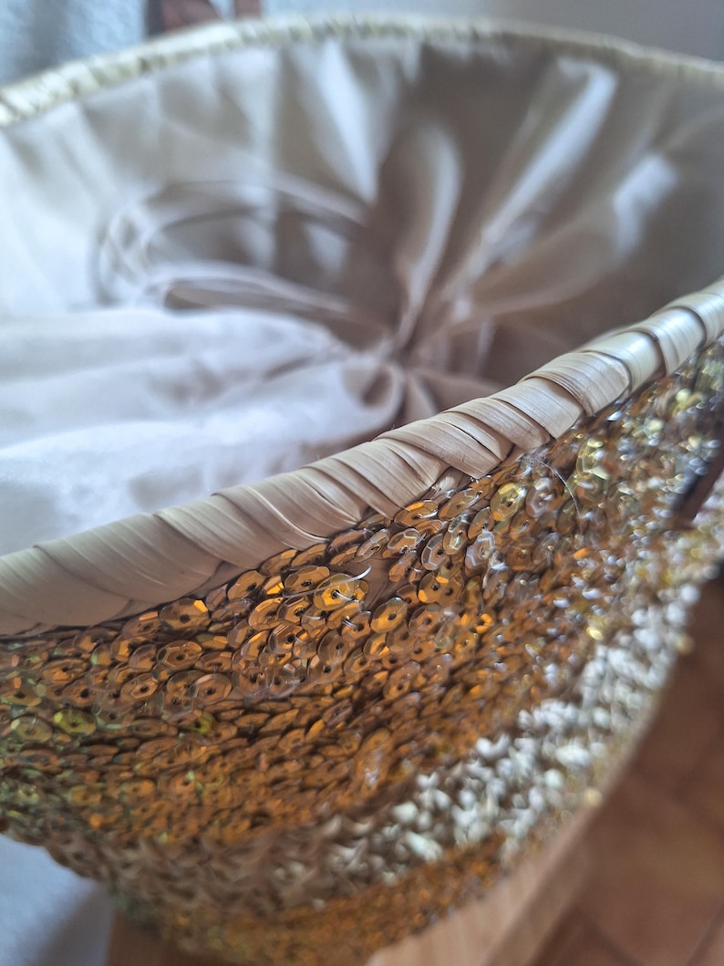 Sac cabas en paille brodée de sequins dorés