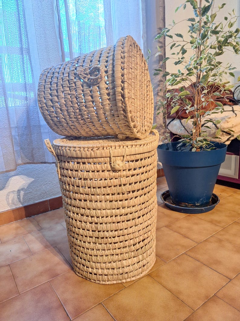 Panier rond en feuille de palmier tressée