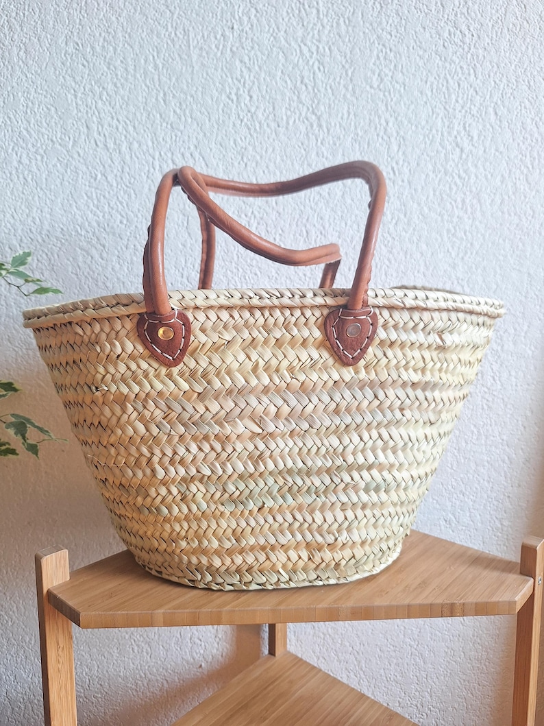 Panier cabas en paille tressée avec anses en cuir