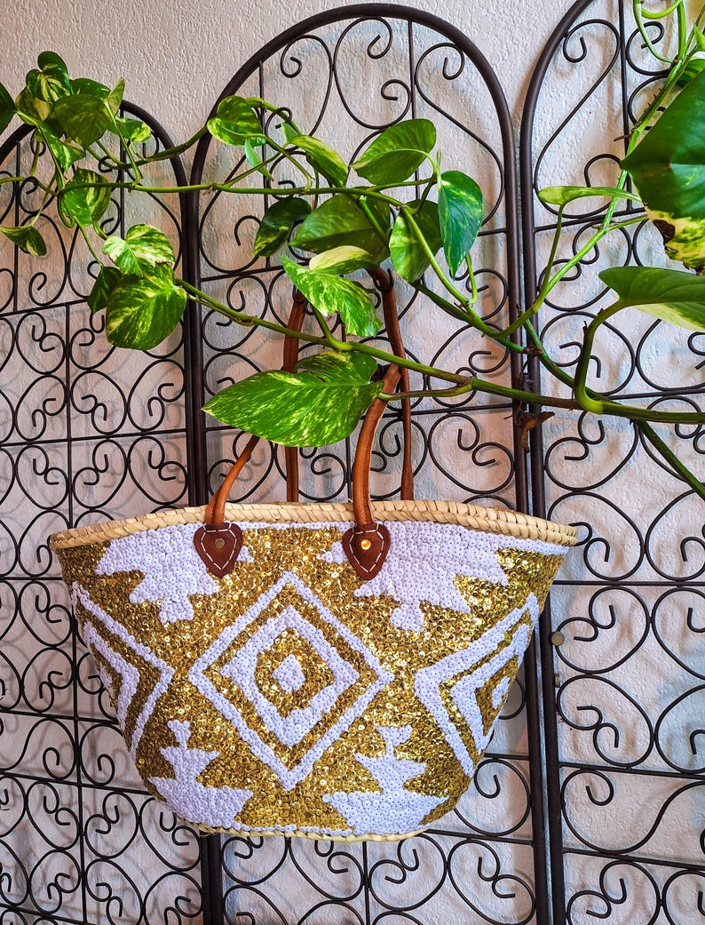 Sac cabas en paille brodé doré et blanc