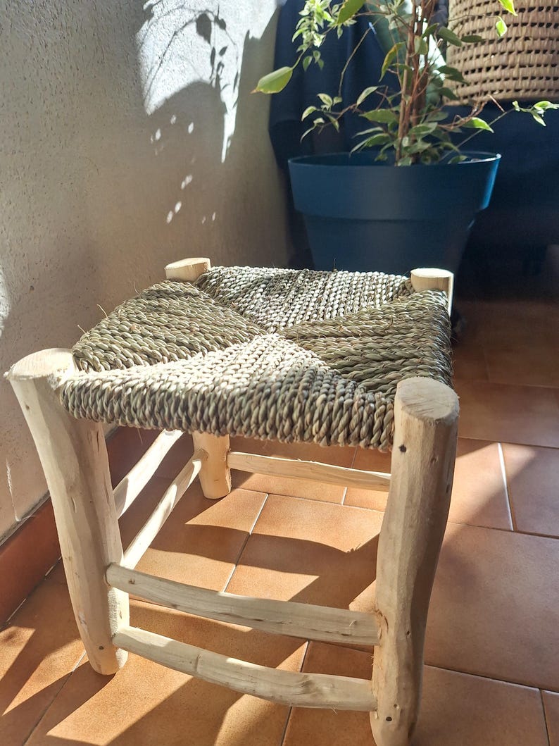 Tabouret Artisanal en Bois et Feuille de Palmier - Fait Main au Maroc - Siège d'Appoint Bohème & Rustique